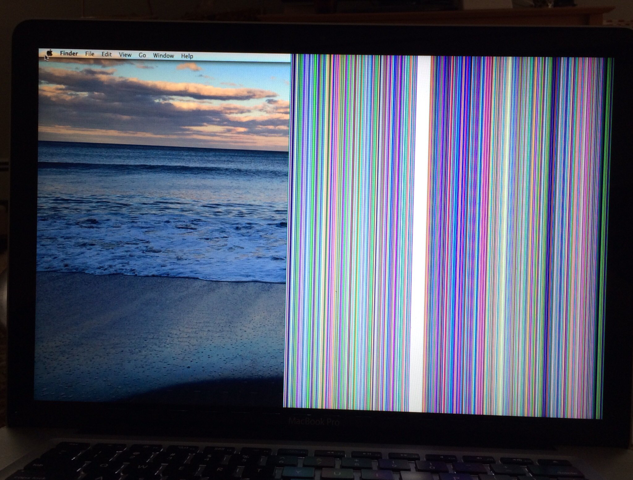 màn hình Macbook bị sọc do máy bị nhiễm từ tính