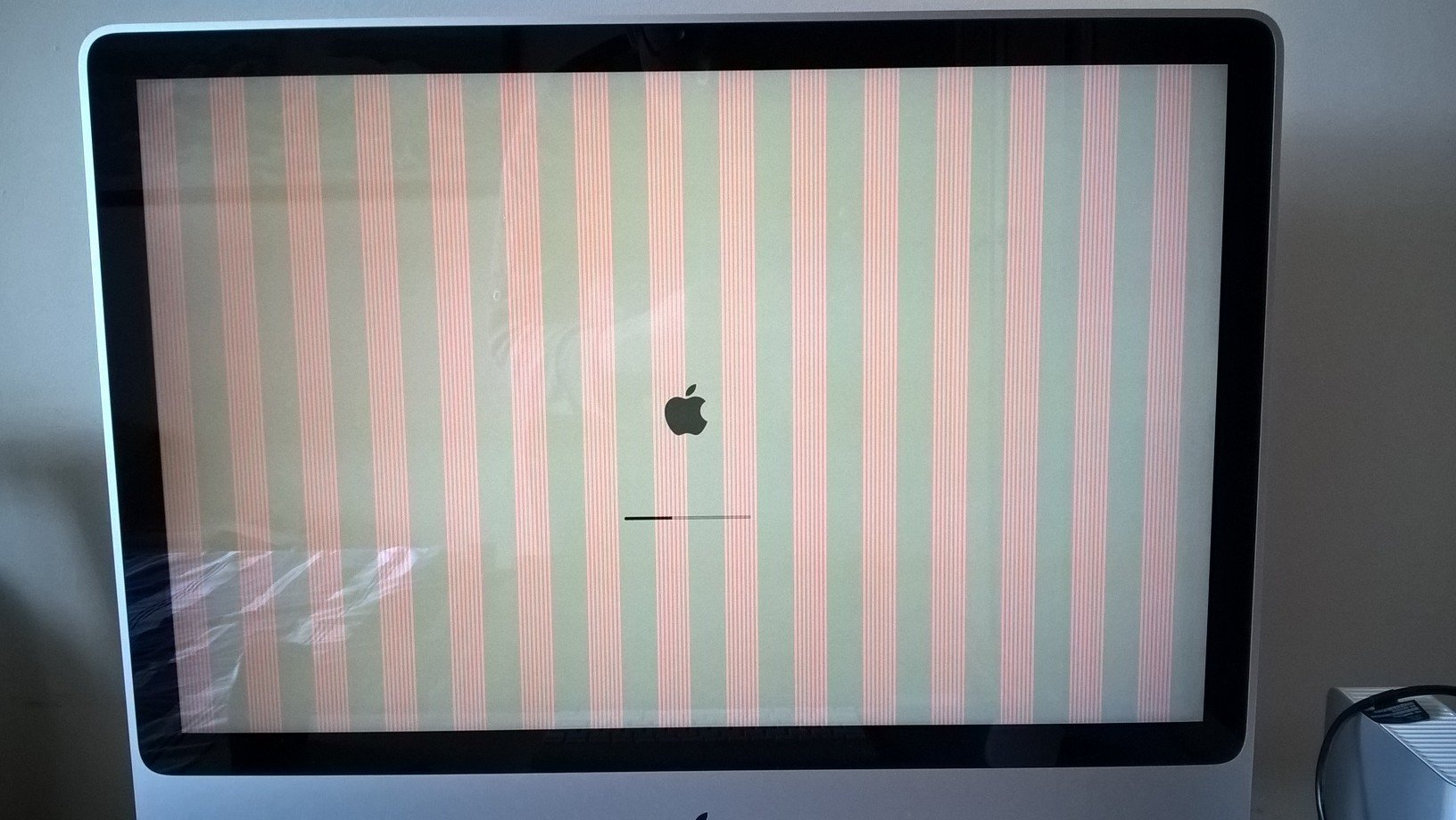 màn hình Macbook bị sọc do lỗi nhà sản xuất