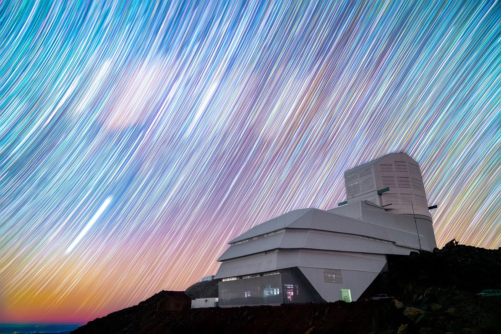 Rubin Observatory trên đỉnh núi