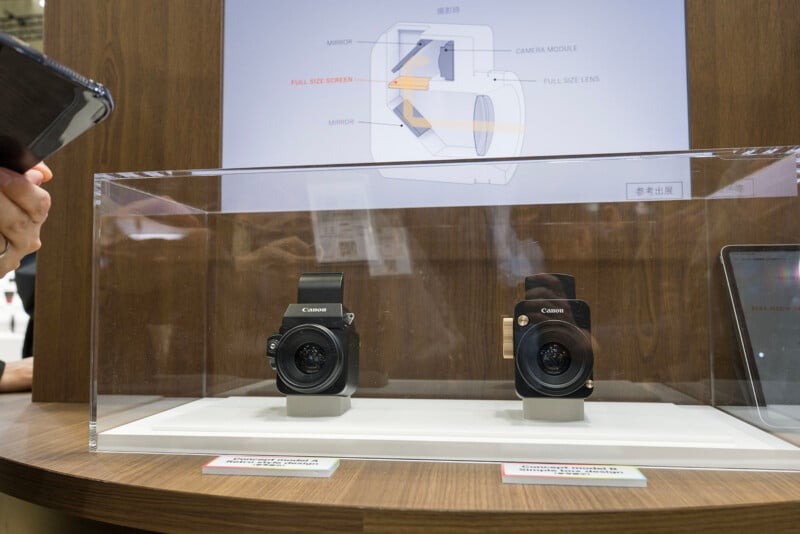2 kiểu dáng máy ảnh mới của Canon được trưng bày