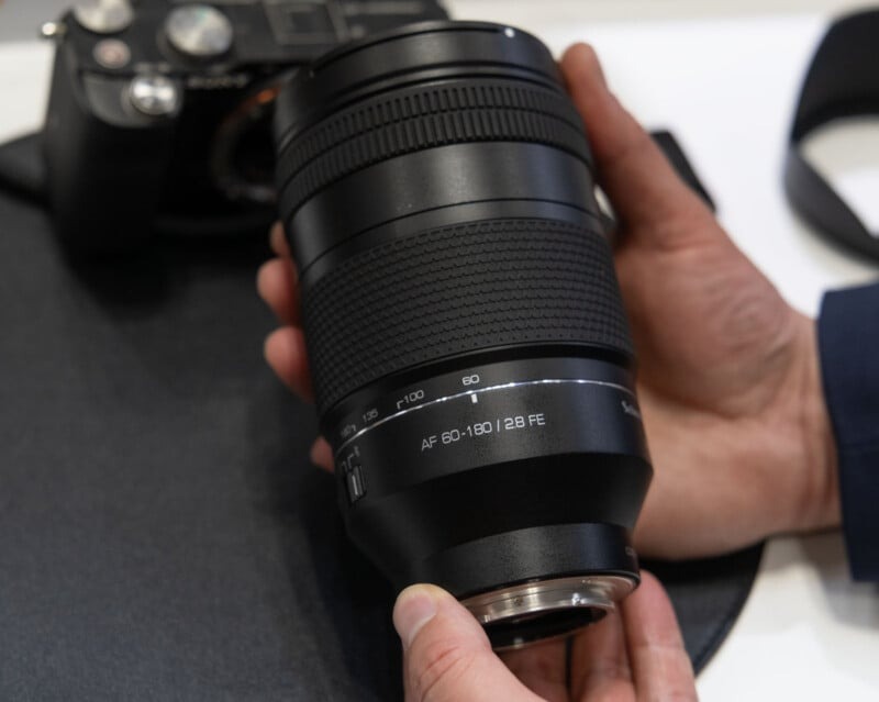 Ống kính AF 60-180mm f/2.8 telephoto zoom được ra mắt