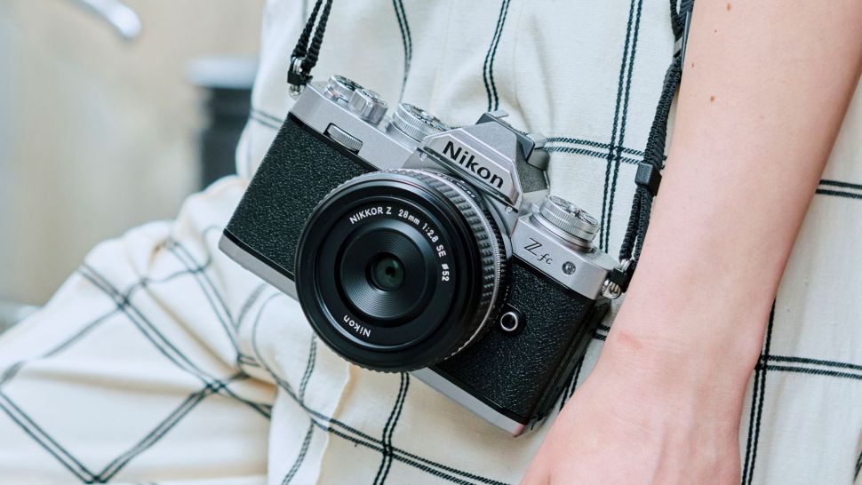 Nikon  Z 28mm f / 2.8 Special Edition là ống kính kit đi kèm với Nikon Z fc