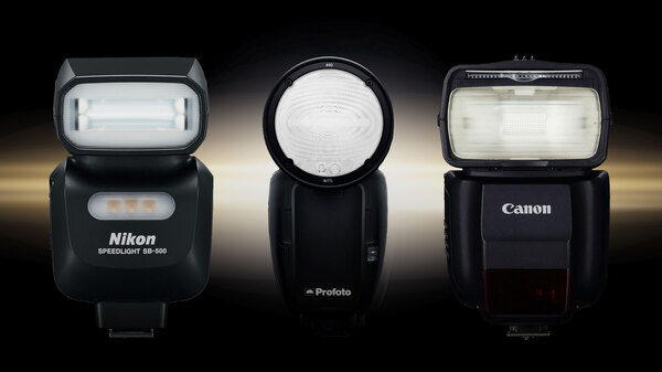 Đèn on-camera flash hay còn có tên gọi khác là đèn trên máy ảnh