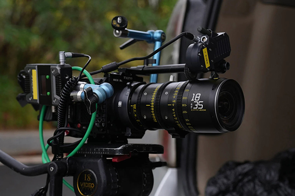 ống kính cinema Catta Ace 18 35mm T29 cấu tạo từ 20 thấu kính chia thành 14 nhóm