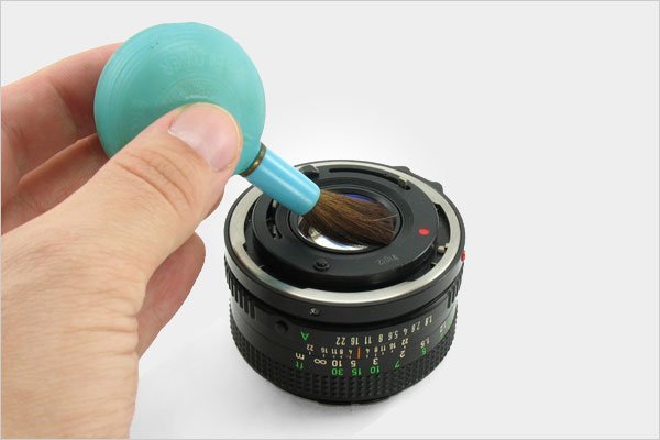 Vệ sinh ống kính bằng chổi chuyên dụng