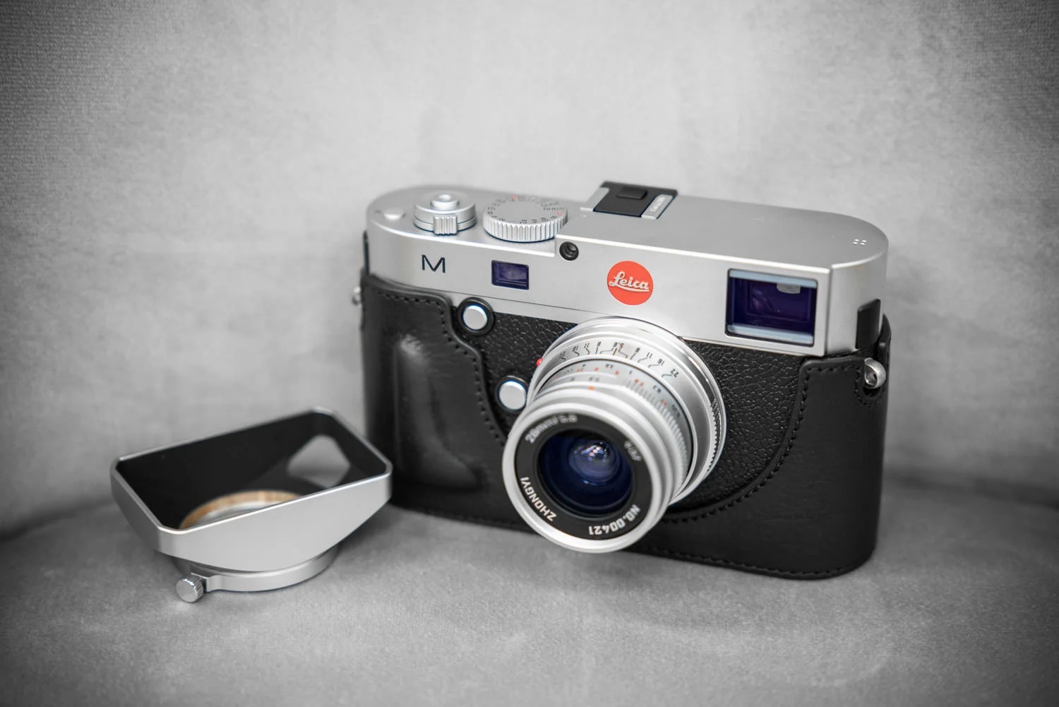 Ống Kính Mitakon 28mm f/5.6 có khả năng tương thích với nhiều loại ngàm máy ảnh bao gồm: Leica M, Fujifilm X và G, Canon RF, Nikon Z, Panasonic Lumix L và Sony E