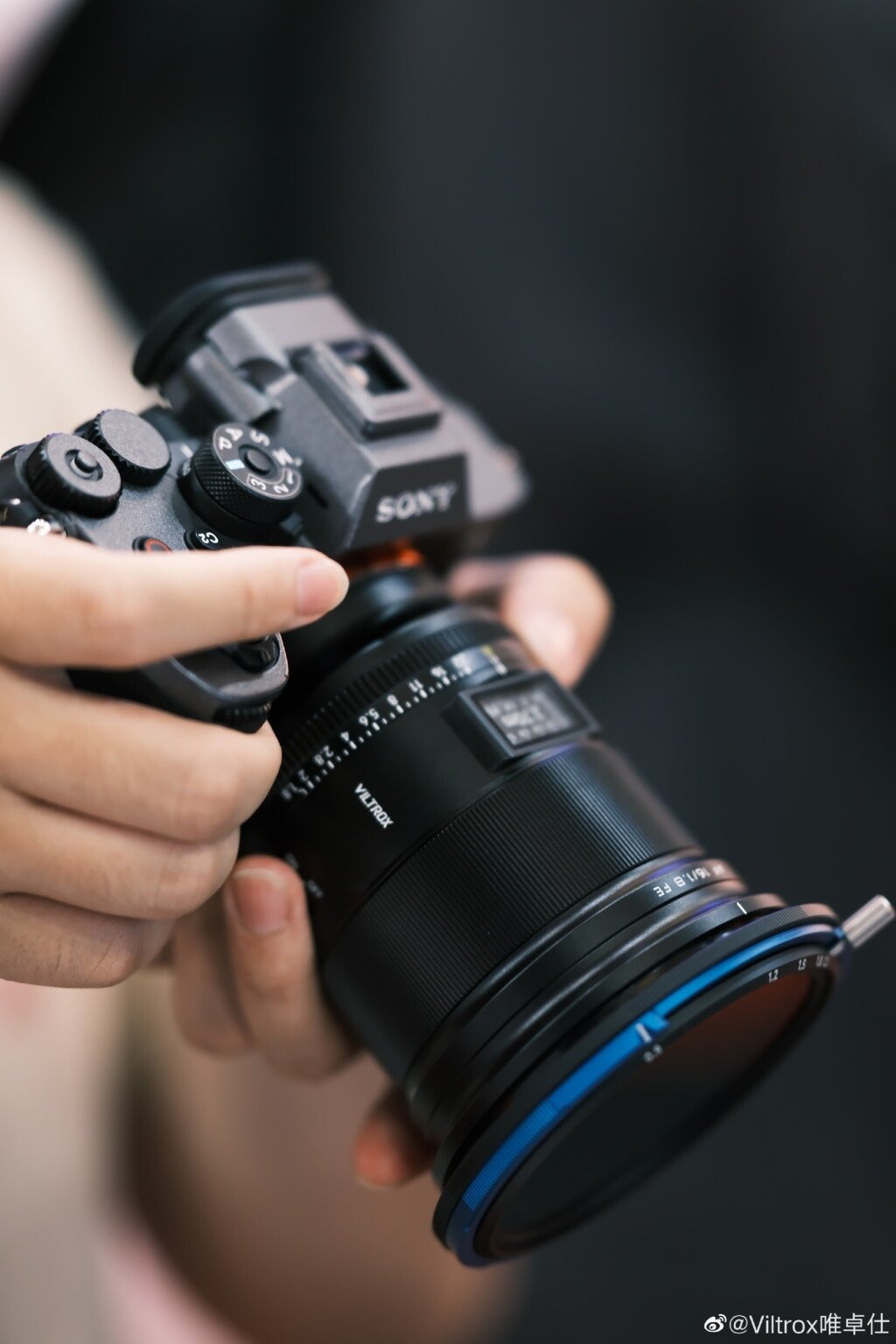 Ống kính này có phạm vi khẩu độ từ f/1.8 đến f/22 thông qua màng chắn 9 lá khẩu