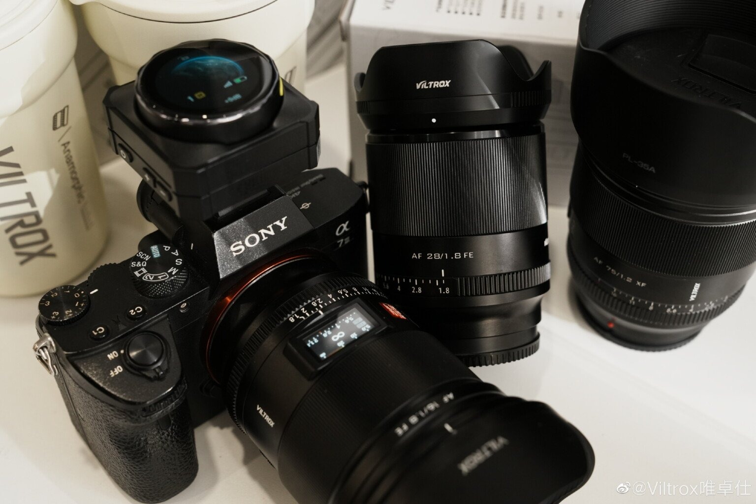 Ống kính Viltrox AF 16mm f/1.8 được cấu thành tử 15 thấu kính và xếp thành 12 nhóm