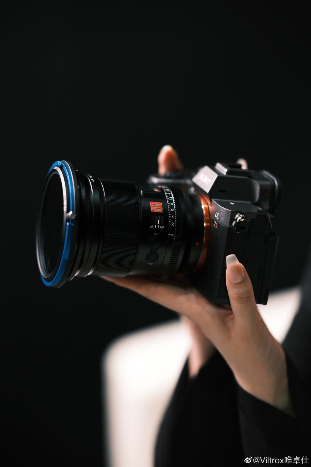 Ống kính Viltrox AF 16mm f/1.8 tương thích với máy ảnh ngàm Sony-E đang có giá 549$ tương đương khoảng gần 13 triệu đồng