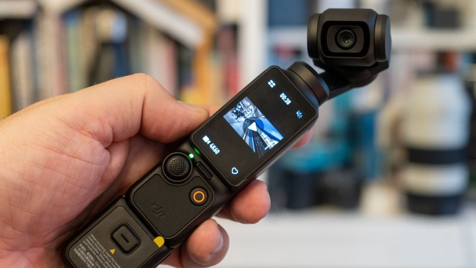 DJI Osmo Pocket 3 có thiết kế thon dài so với DJI Osmo Action 4