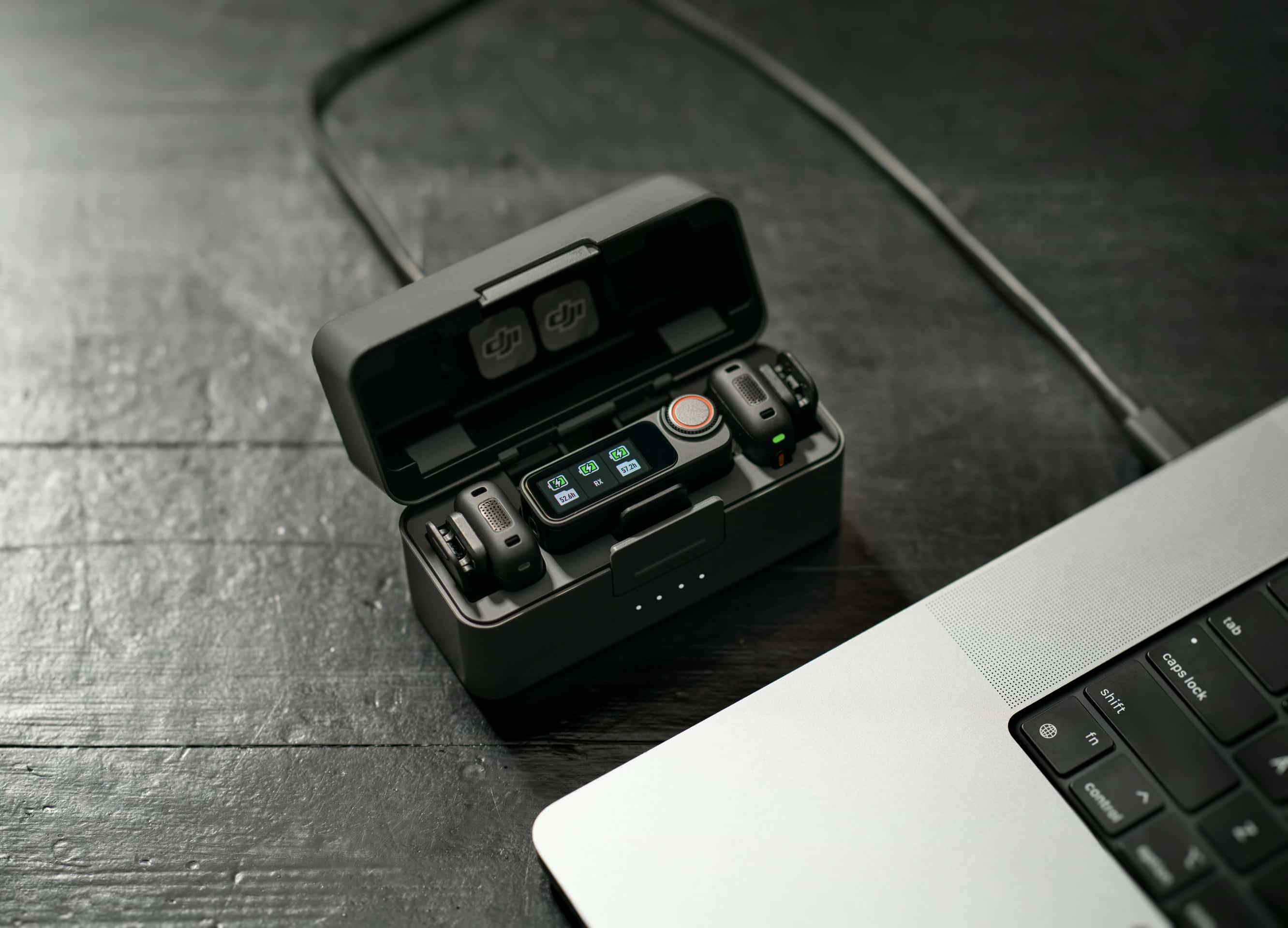 Bộ phát của Mic 3 có thể hoạt động liên tục 8 giờ và bộ thu là 10 giờ