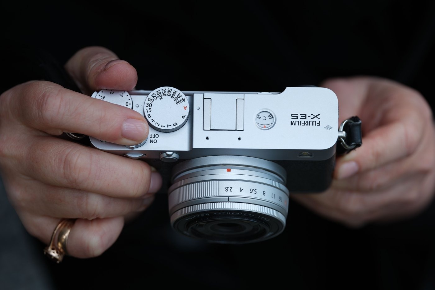 Ra mắt Fujifilm X-E5 với khả năng lấy nét tự động nhận diện chủ thể thông minh