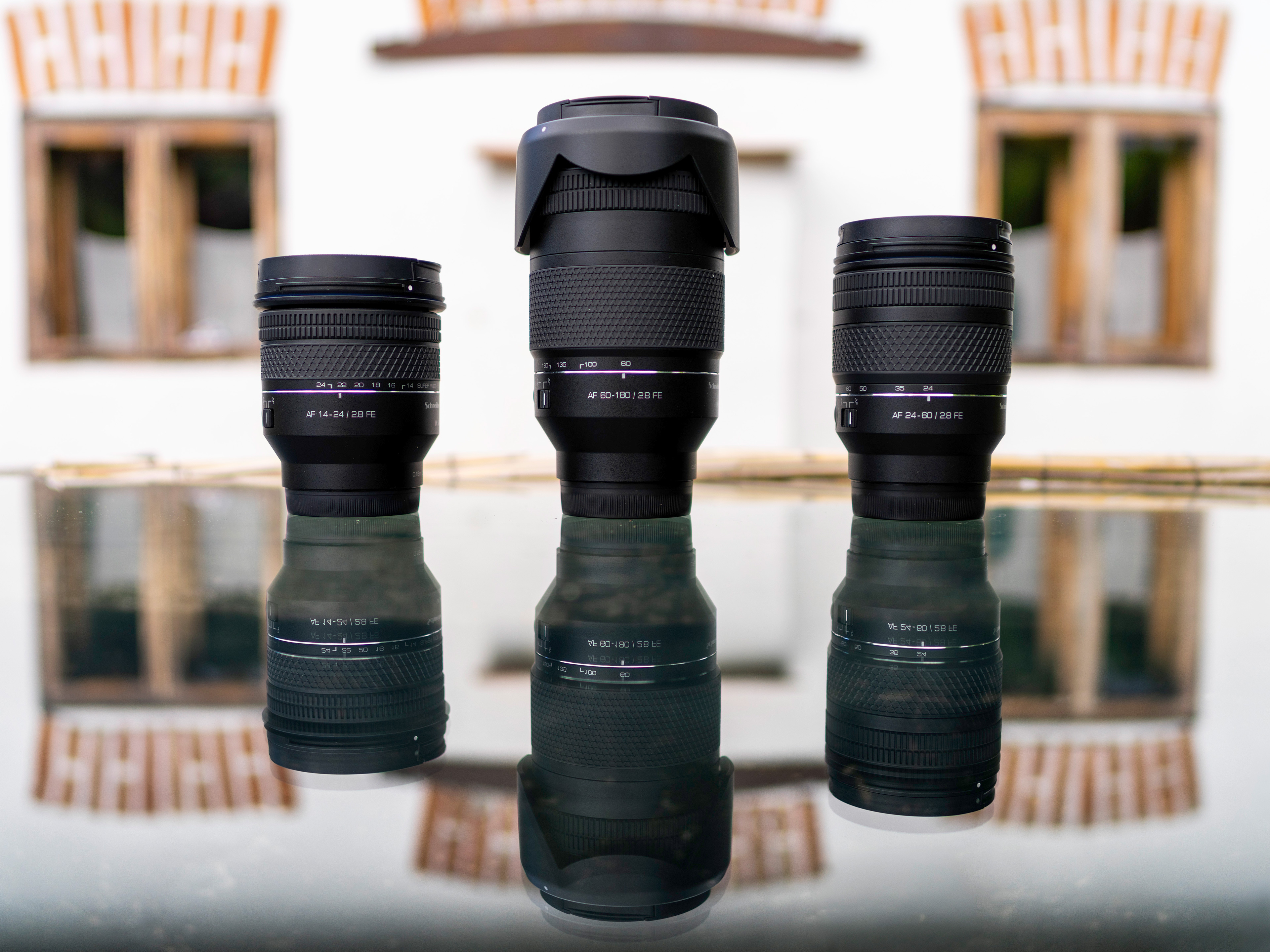 Khẩu độ f/2.8 không đổi cùng khả năng chụp cận cảnh vượt trội