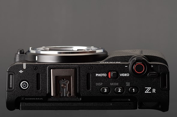Ra Mắt Nikon ZR: Thân máy và trải nghiệm cầm nắm