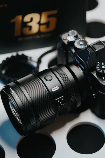 Bokeh mượt, xóa phông dày đúng chất 135mm f/1.8