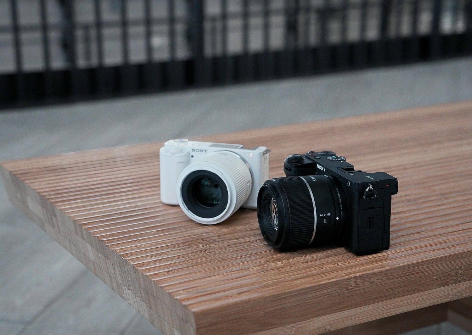 Ra mắt Meike Air AF 56mm f/1.7 APS-C với hai màu sắc