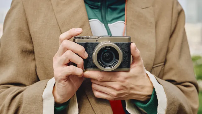 Logo Lumix được chuyển xuống góc dưới thân máy