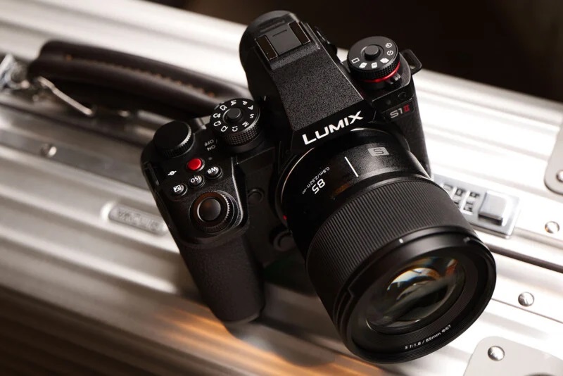 Lumix S1 II nhẹ hơn và dễ điều khiển hơn