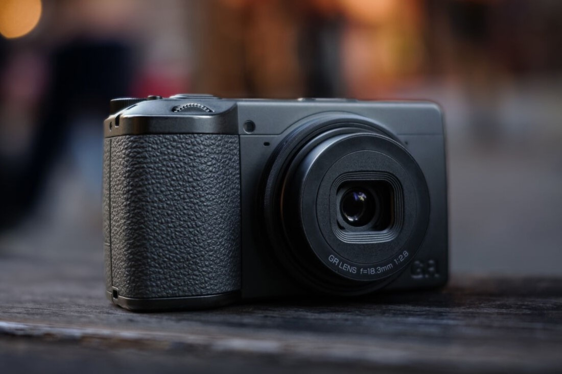 Ricoh GR IV Monochrome được ra mắt với thiết kế quen thuộc