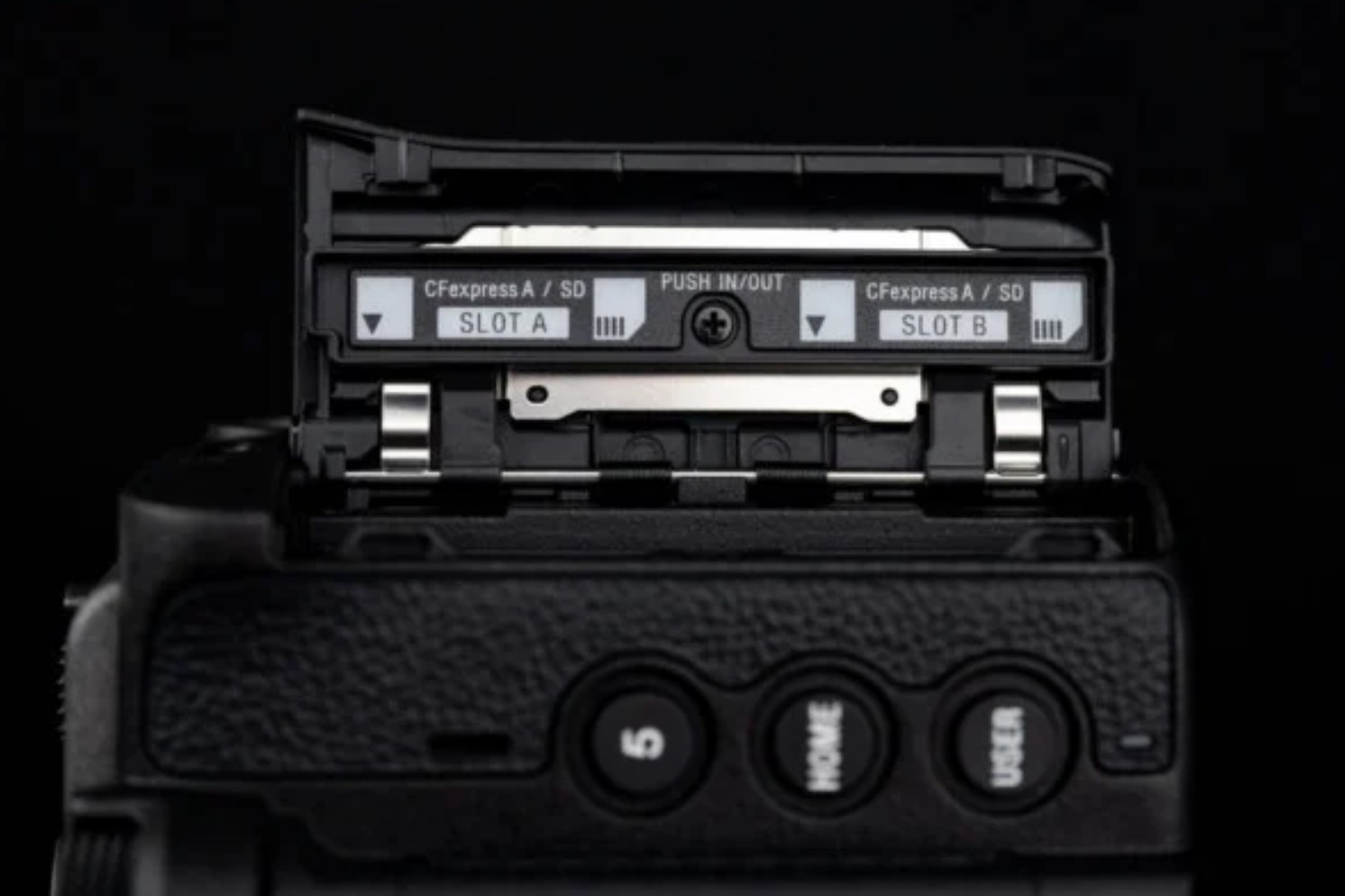 Sony FX5 được trang bị hệ thống kết nối và lưu trữ đầy đủ