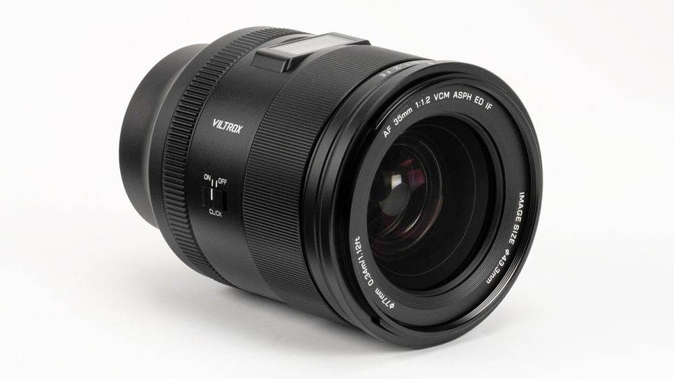 Viltrox AF 35mm F1.2 LAB FE có mức giá đề nghị vào khoảng 23-24 triệu đồng
