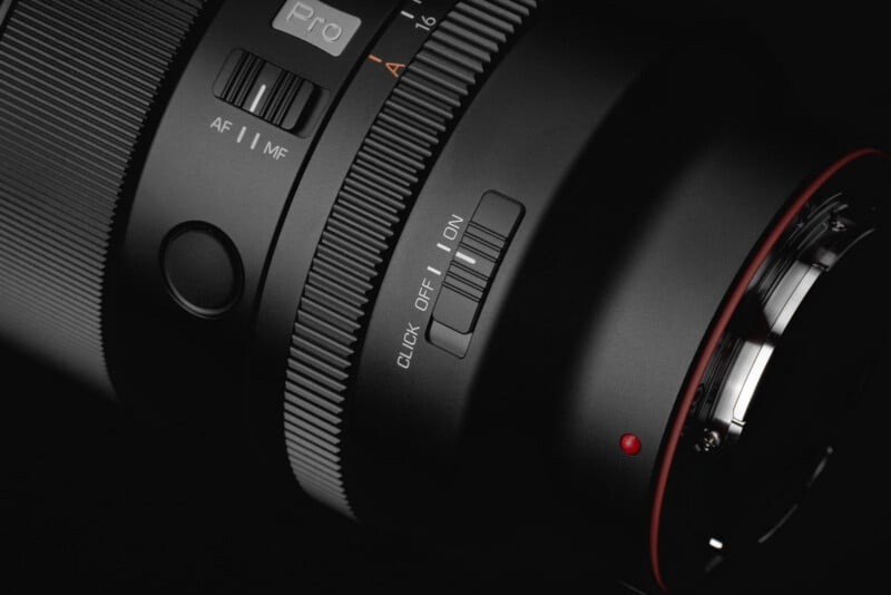 Viltrox AF 50mm f/1.4 Pro được trang bị vòng khẩu độ cùng các nút bấm, giúp vận hành dễ dàng hơn