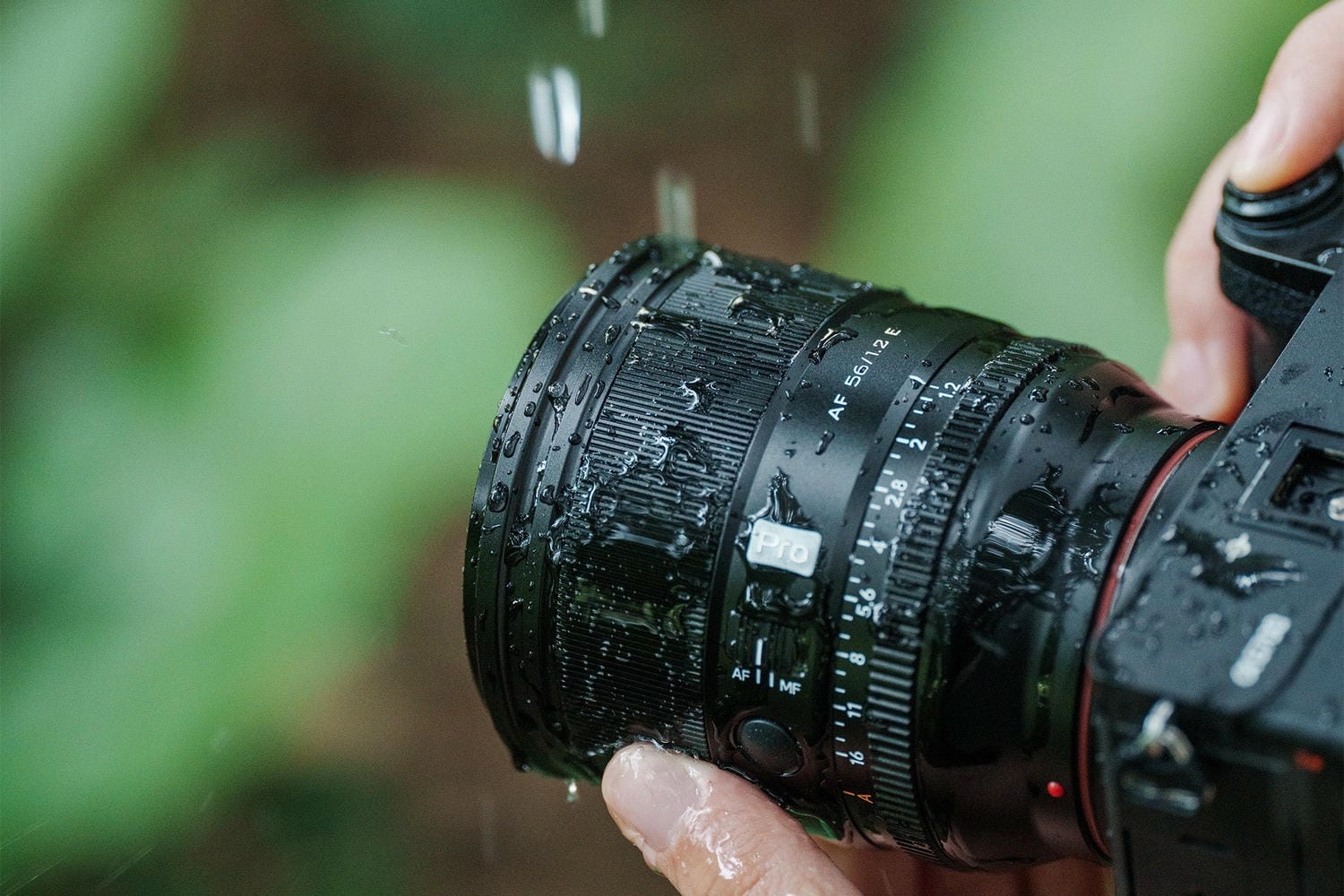 Vỏ ống kính chắc chắn, chống bụi, chống nước nhẹ