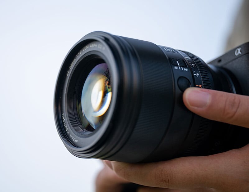 Viltrox AF 56mm f/1.2 Pro mang đến cảm giác hiện đại và tiện dụng