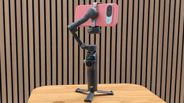 Đánh giá DJI Osmo Mobile 7 Series: Kẹp từ tính