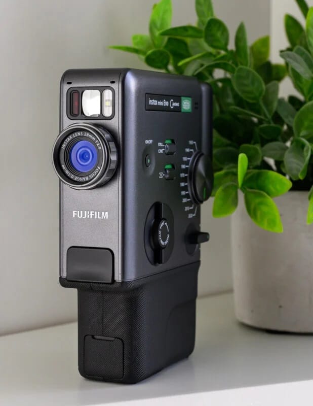 Instax Mini Evo Cinema - hoài niệm là điểm mạnh