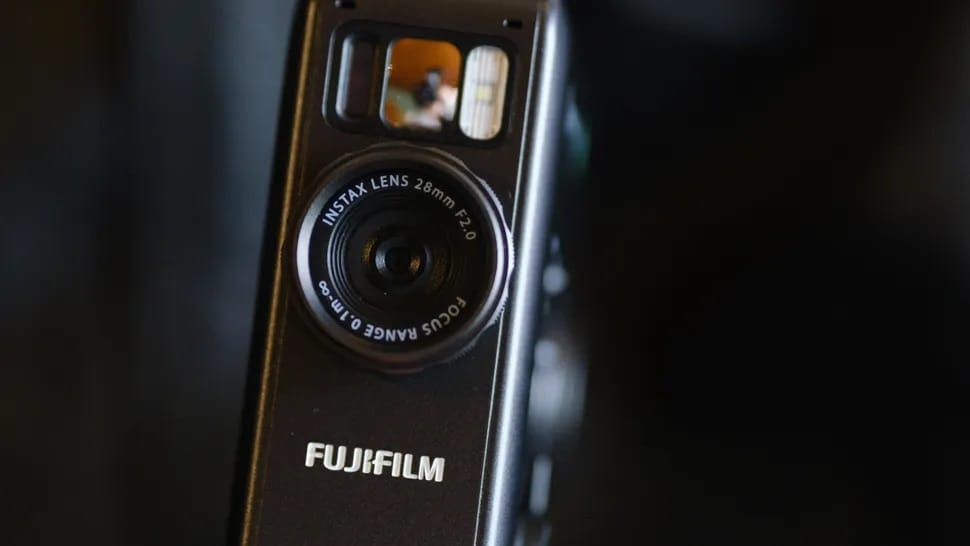 Review Fujifilm Instax Mini Evo Cinema zoom và giới hạn quay