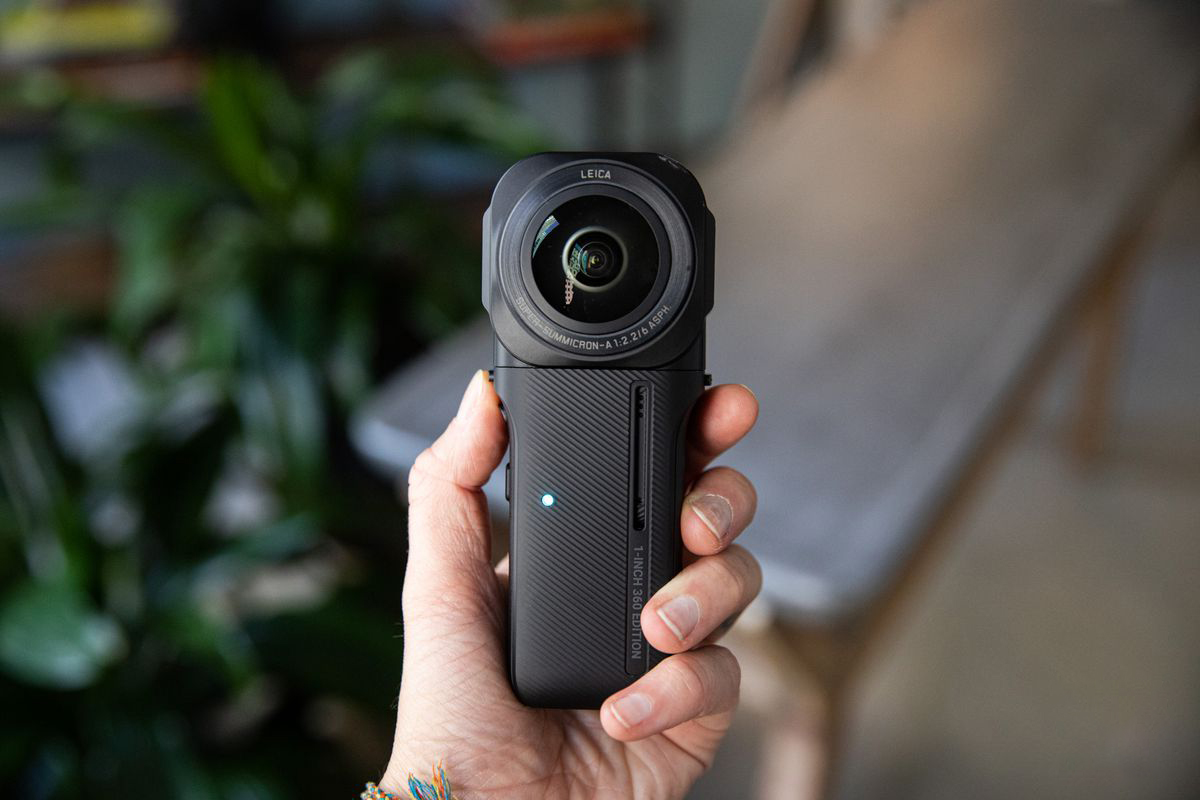 Insta360 ONE RS 1 inch 360 Edition có thể chống nước rất nhỏ, cần thêm case để nâng cao khả năng chống nước tuyệt đối