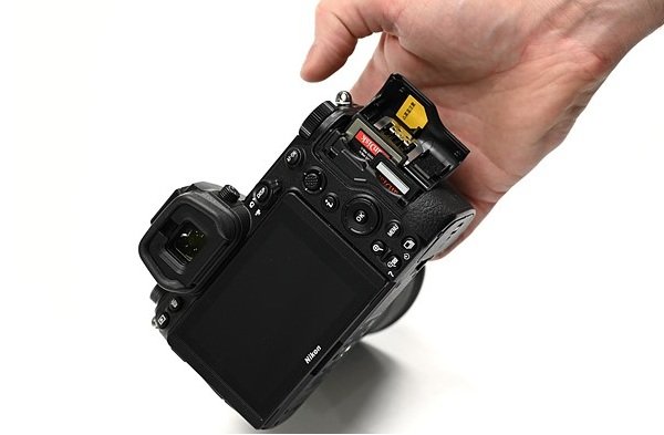 Review Nikon Z6 II - Khe cắm thẻ nhớ kép