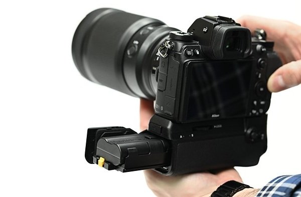 Đánh giá Nikon Z6 II - Pin và cổng kết nối