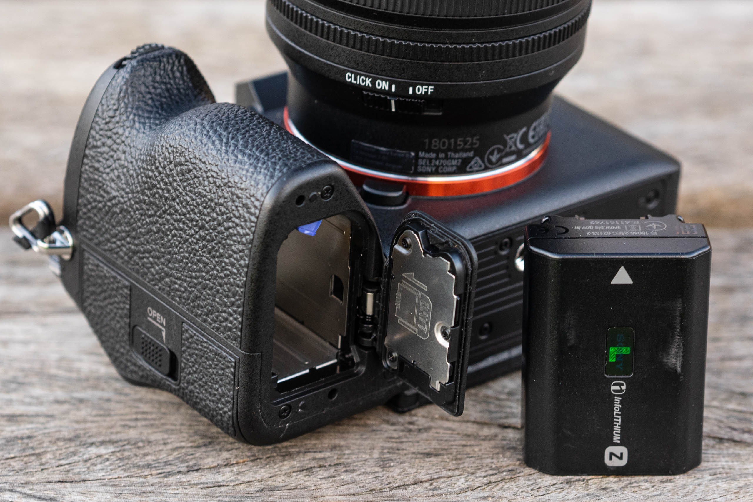 đánh giá Sony a7R V sử dụng cùng loại pin NP-FZ100