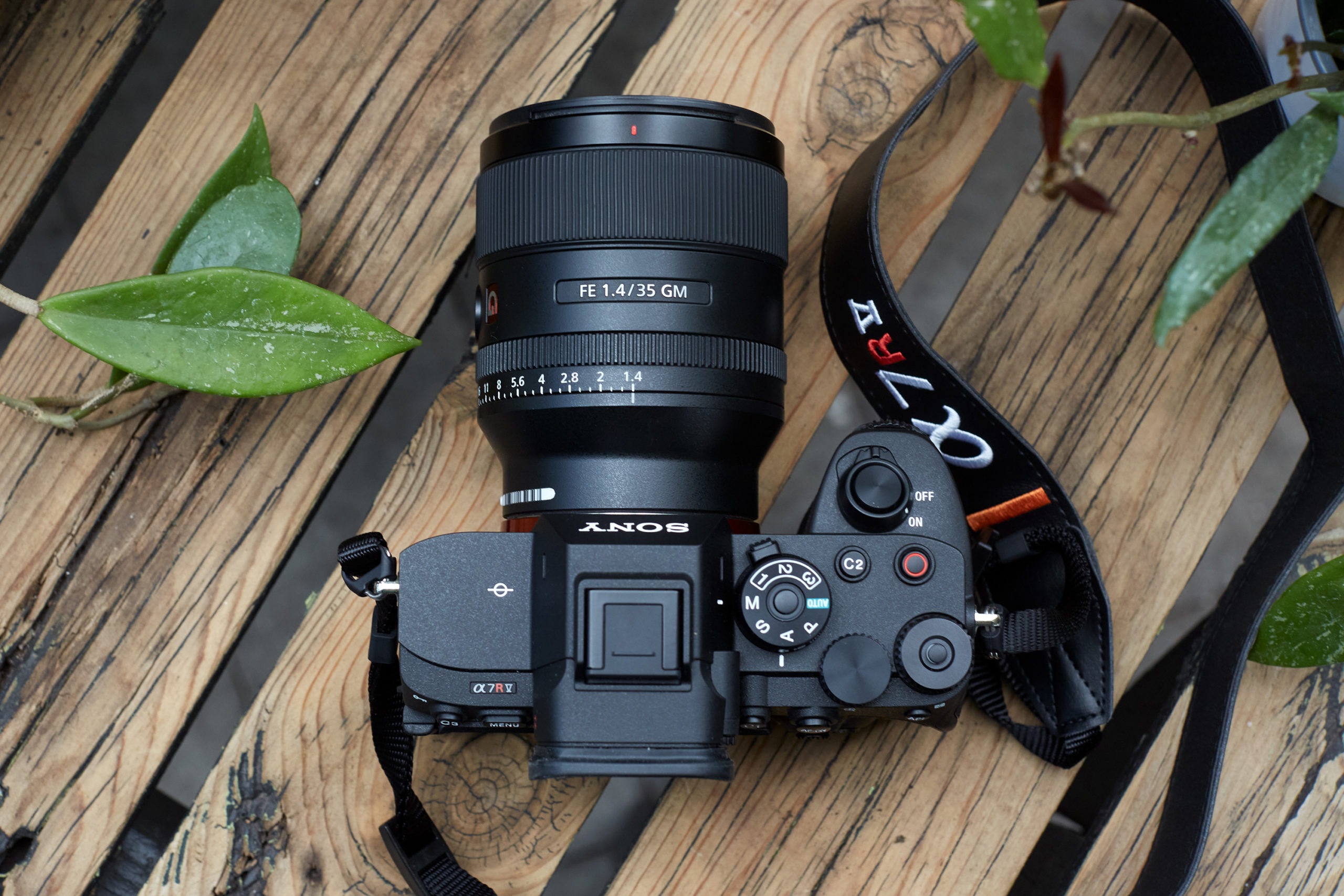 Đánh giá Sony A7R V có thiết kế giồng a7siii