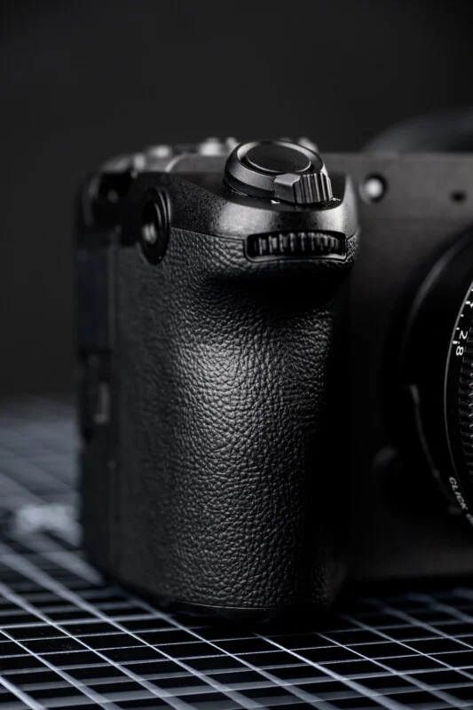 Tay cầm khá sâu và mang lại cảm giác thoải mái