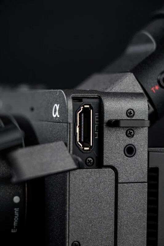 Cổng HDMI có nắp nhựa, hơi bất tiện khi thao tác