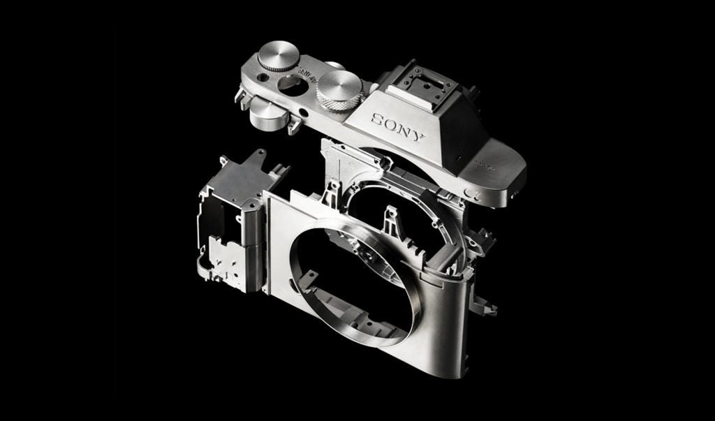 Tên gọi Sony A6700 hoặc Sony A7000. 