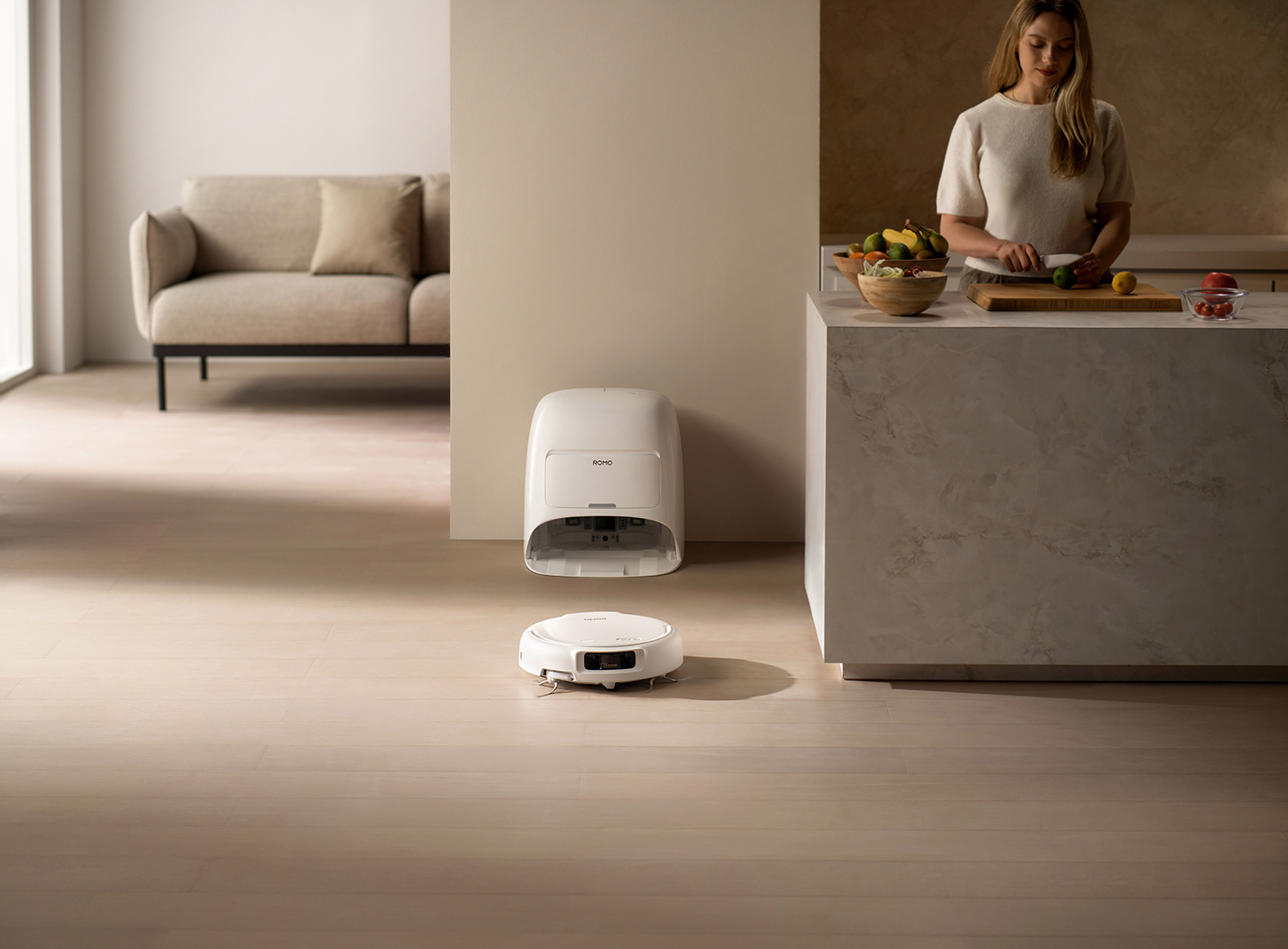 Robot ROMO hút trước, lau sau để làm sạch hiệu quả hơn