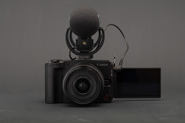 Dây mic không che đi màn hình của EOS R50 V