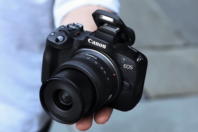 Canon EOS R50 có đèn flash pop up