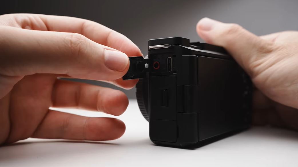 Canon EOS R50V và Sony ZV-E10 II đều được trang bị đầy đủ cổng kết nối cơ bản