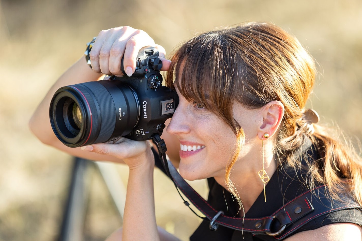 R6 III dùng polycarbonate trên khung hợp kim magie