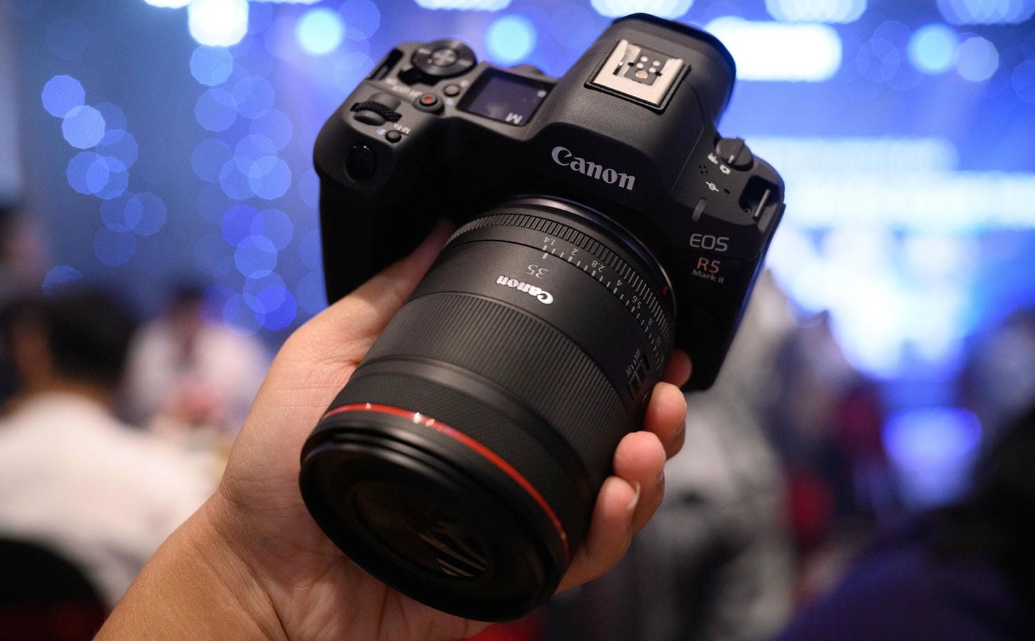 Kính ngắm của R5 Mark II có độ phân giải cao hơn