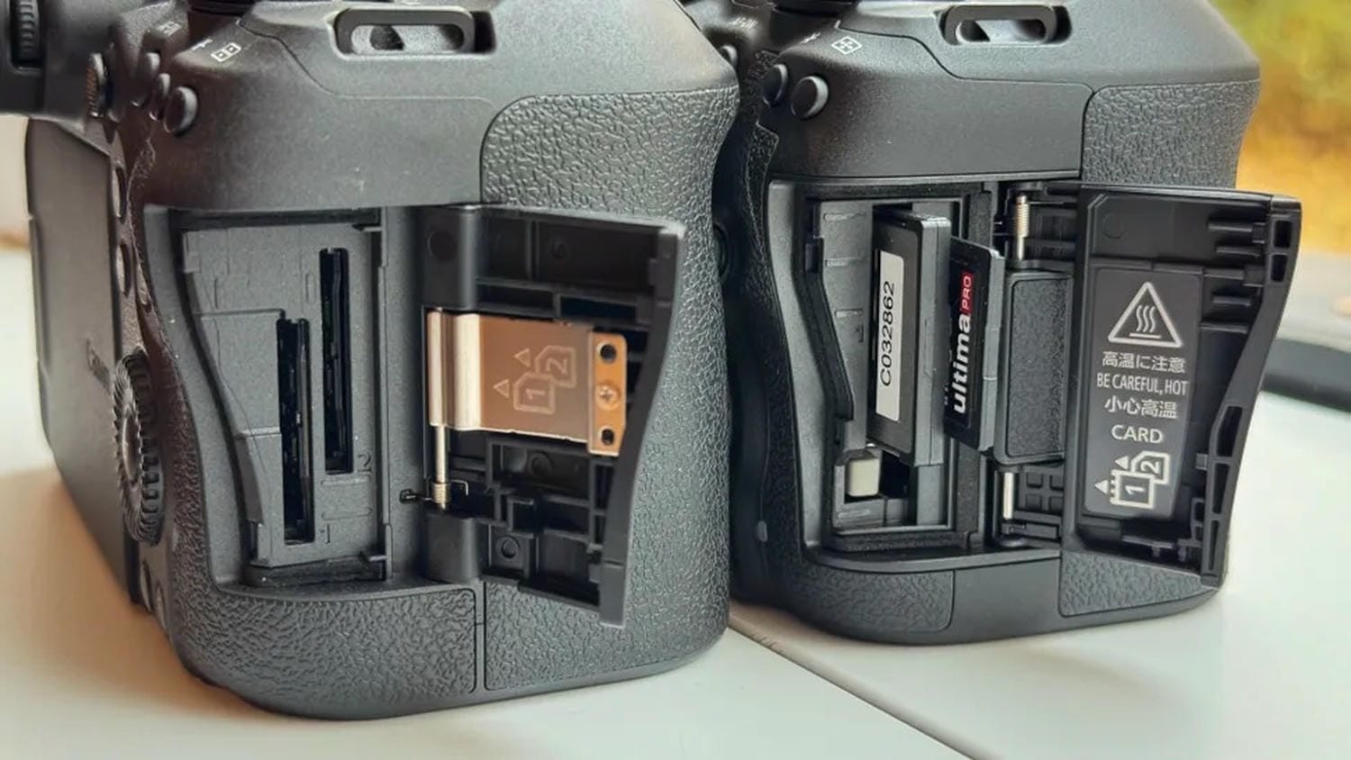 R6 Mark III có 1 khe SD UHS-II và 1 khe CFexpress Type B