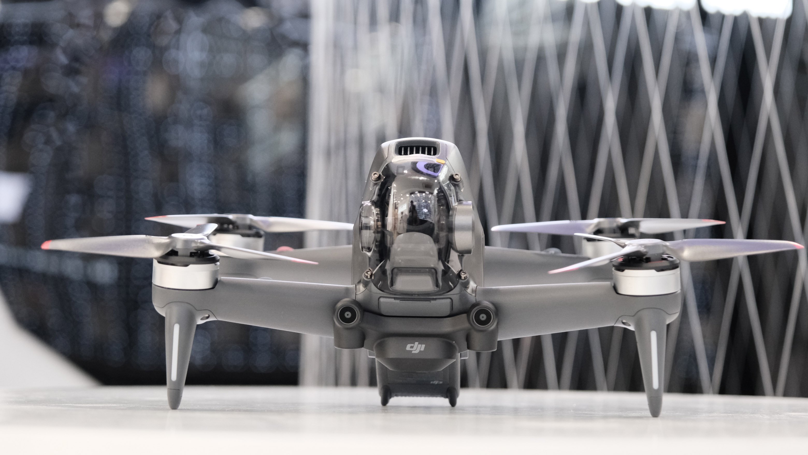 DJI FPV Drone dường như có cấu hình lớn hơn FPV Drone thông thường