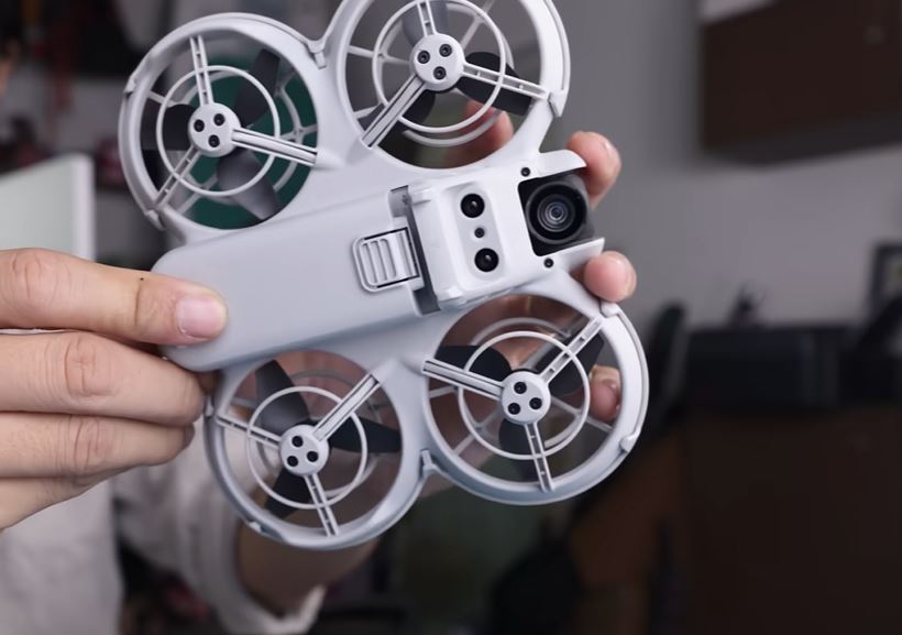 Phần pin của DJI Neo được thiết kế dạng nắp rời, nằm phía dưới máy bay