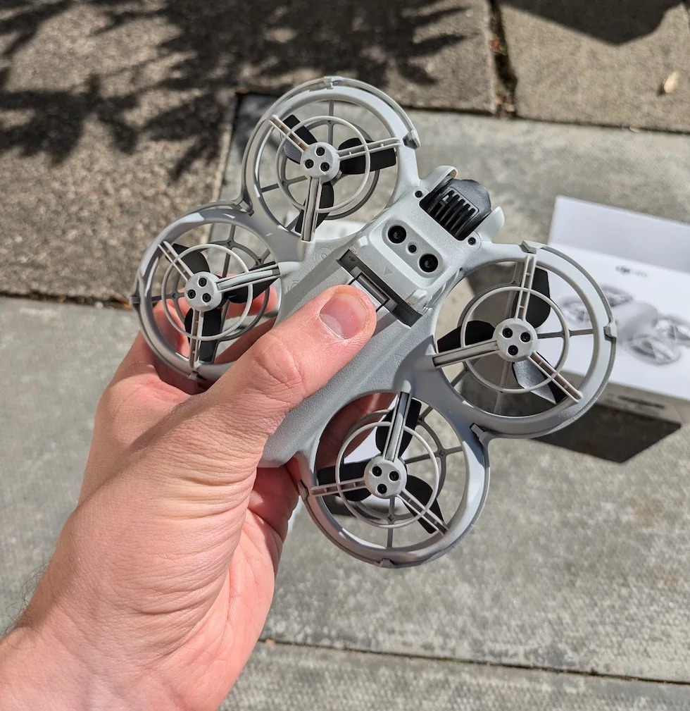 DJI Neo không có cảm biến tránh chướng ngại vật, chỉ có 2 cảm biến định vị ở phía dưới phần đầu FPV