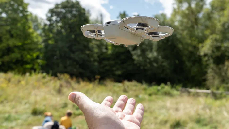 So sánh DJI Neo vs Mini 4 Pro: Thiết kế của Neo dễ sử dụng hơn